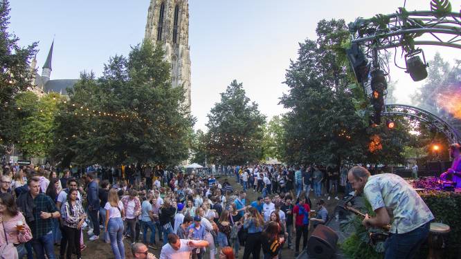 Maanrock in het park verloopt quasi vlekkeloos ondanks grote opkomst: “Concept met de verschillende kleinere locaties valt in de smaak”
