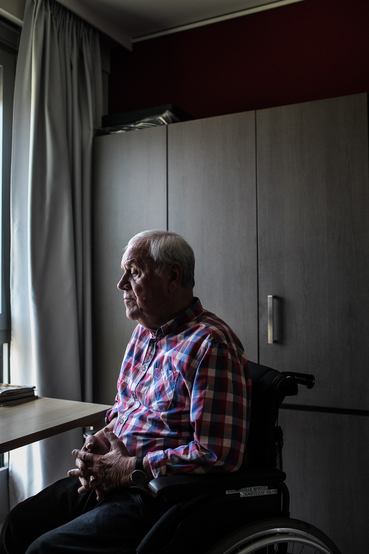 Marcel (82), ex-orkest­zanger: ‘Er moet meer geld gaan naar faciliteiten voor rolstoel­gebruikers in plaats van naar nieuwe F-16’s. Als je kunt kiezen tussen mensen vernietigen of mensen helpen...’ Beeld BAS BOGAERTS