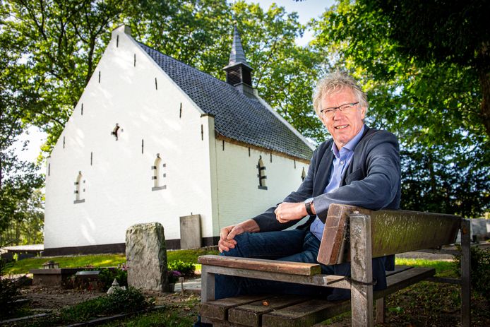Theoloog Henk de Roest over de sluiting van kerken, geportretteerd bij Kapel van Coelhorst in Hoogland-West