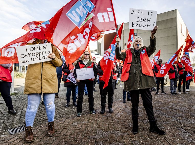  Werknemers in het leerlingen- en zorgvervoer staken voor een betere cao te krijgen.  Beeld ANP /  ANP