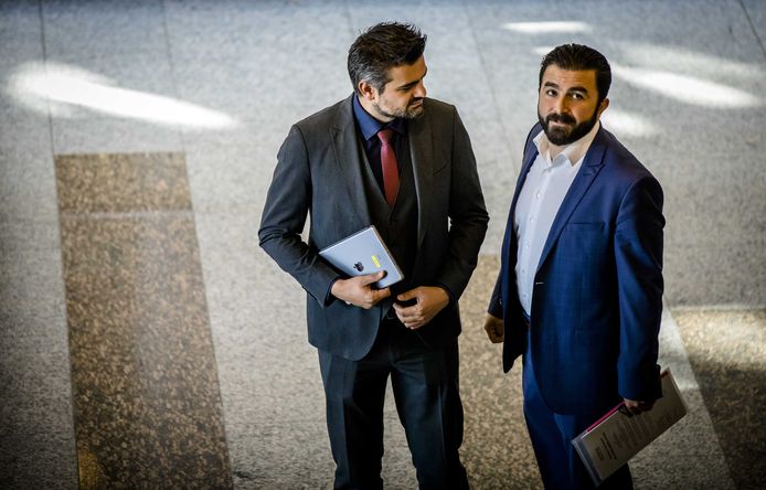 Tunahan Kuzu en Selcuk Ozturk (rechts) tijdens het wekelijkse vragenuurtje in de Tweede Kamer.