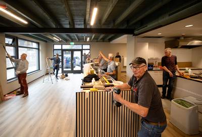 Samen klussen kan én bespaart hoop geld, dus knapt Gerwen zelf het dorpshuis op