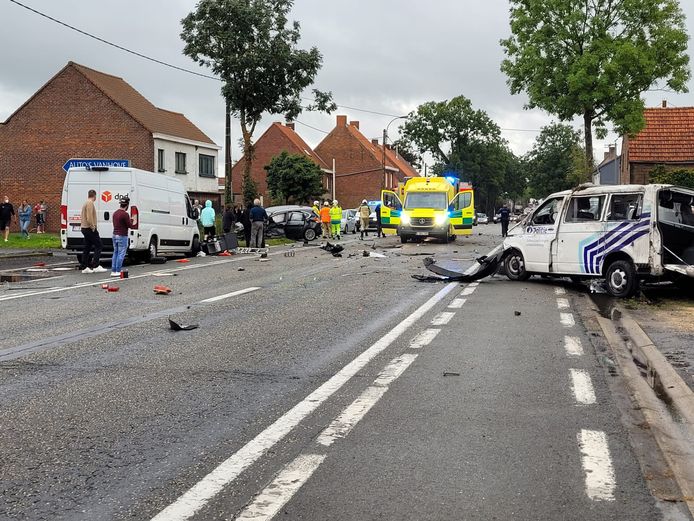 De brokstukken van de wagens liggen verspreid op de Torhoutbaan in Ichtegem.