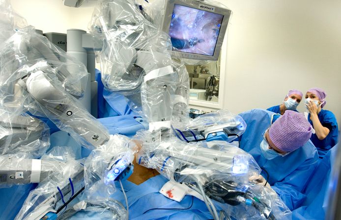 Een kankerpatiënt wordt met behulp van een operatierobot geopereerd aan prostaatkanker. In Nederland bestaan enkele ziekenhuizen die gespecialiseerd zijn in prostaatkanker operaties.