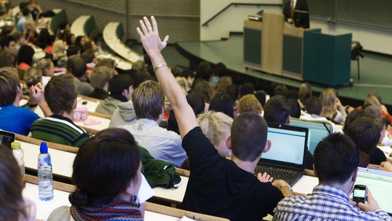 Studenten volgen college aan de Erasmus Universiteit in Rotterdam. Beeld anp