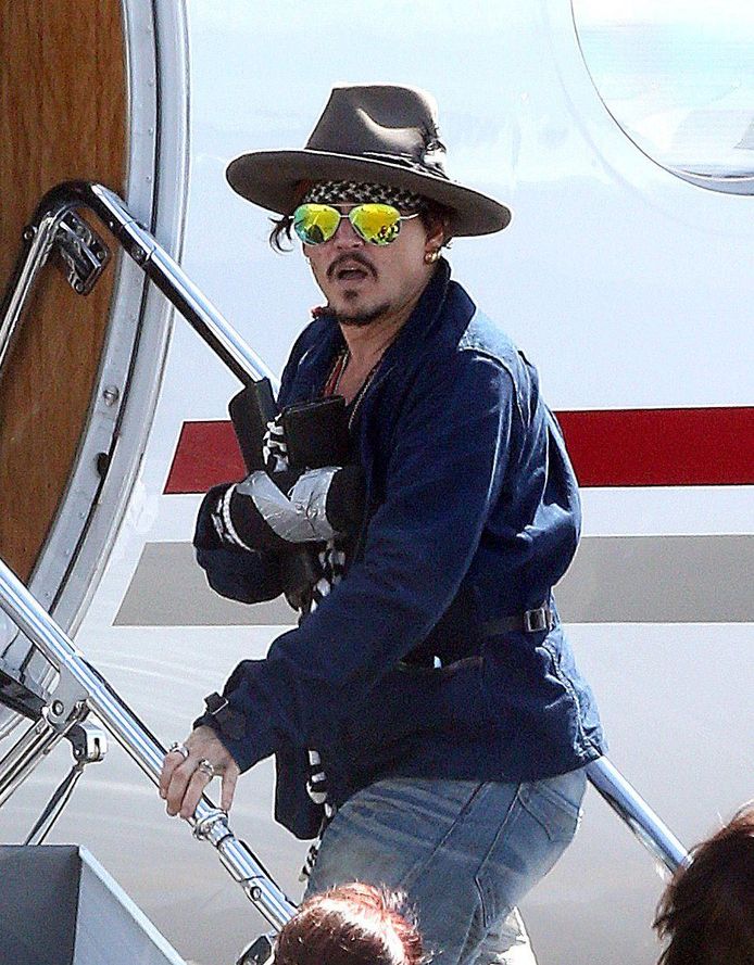 Johnny Depp verlaat de set van ‘Pirates of the Caribbean: Dead Men Tell No Tales’. Hij lijkt zijn rechterhand serieus verwond te hebben.