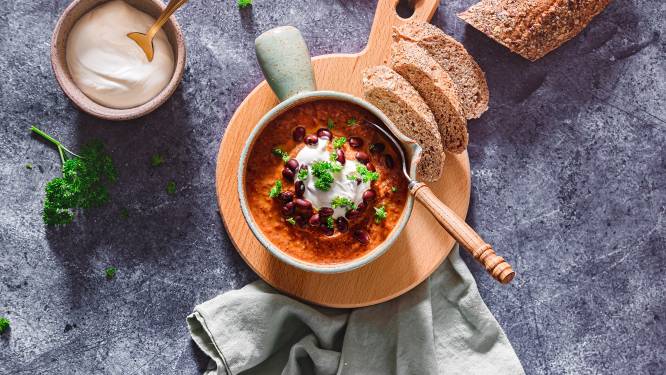 Wat Eten We Vandaag: Stevige zwarte bonensoep met pompoen en Griekse yoghurt