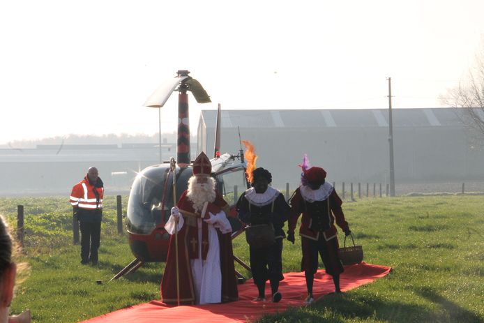 Intrede van de Sint met de helikopter bij basisschool De Talententuin in Lendelede.