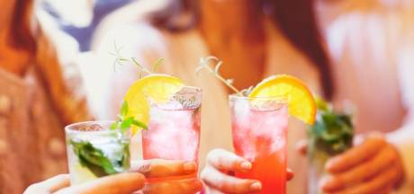 Een glas water, koude cola of een warme kop thee? Welk drankje lest de dorst het best?