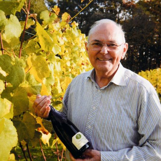 Maurice Fol, zoals iedereen hem kende, met een goede fles wijn in zijn hand.