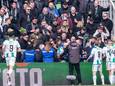 Jetro Willems probeert de FC Groningen-supporters te sussen maar wordt zelf geraakt.