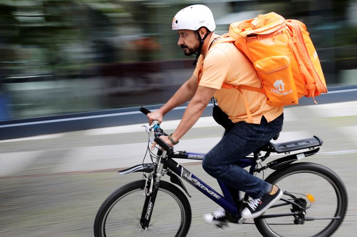 De voormalige Afghaanse minister van Communicatie Sayed Sadaat werkt als fietskoerier in de Duitse stad Leipzig.