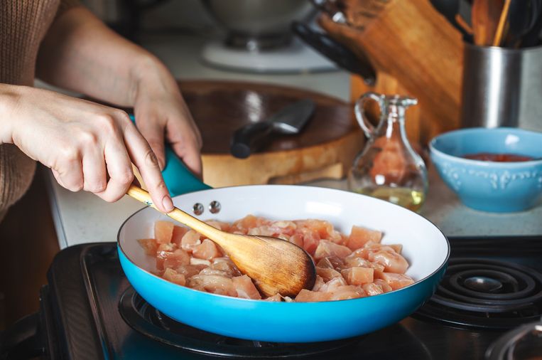 Kip wassen voor het bakken: dit is waarom je dat beter niet kunt doen Beeld Getty Images