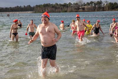 Waarom spring je vrijwillig in ijskoud water bij nieuwjaarsduik Milheeze? ‘We willen een fris begin’