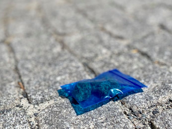 MECHELEN - Een zakjes cannabis op straat