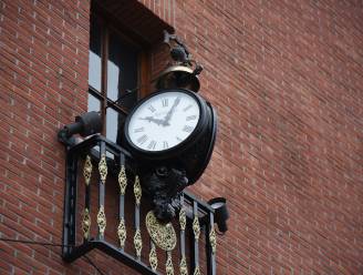Hertecant-klok aan gevel gemeentehuis terug na opknapbeurt