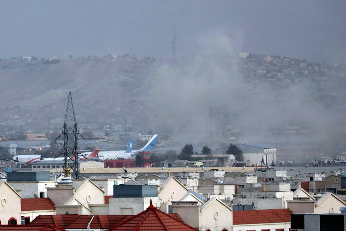 Rook stijgt op bij de luchthaven van Kaboel na de aanslag op 26 augustus 2021.