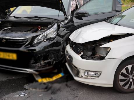 Twee auto’s beschadigd bij aanrijding Den Haag