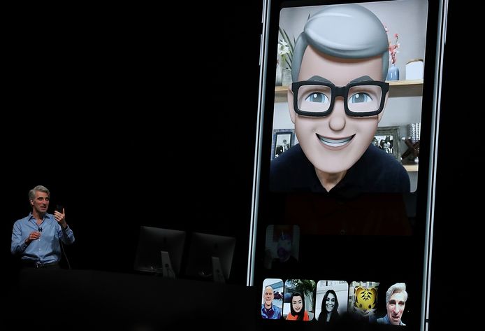 Craig Federighi, vicepresident voor software-engineering bij Apple, demonstreert de groeps-FaceTime met een memoji van Apple-CEO Tim Cook.