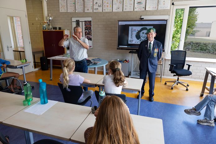 Een delegatie van het comité Herdenking Bevrijding Cranendonck bracht dinsdag een bezoek aan basisschool Sint Joan in Soerendonk. Met links Jan Verheijden en rechts Ger Barents.
