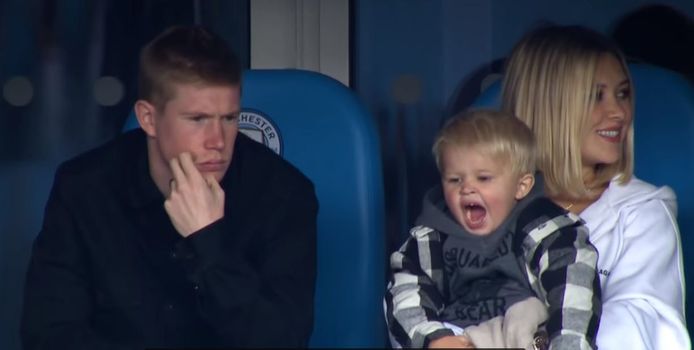 Een gekwetste De Bruyne met Michèle en Mason Milian in de tribunes van Manchester City.