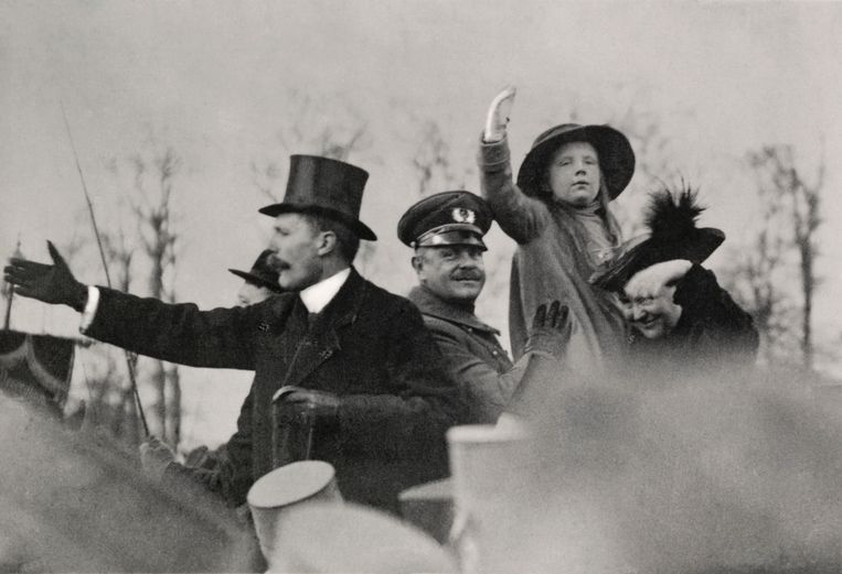 Wilhelmina en Juliana wuiven het publiek toe op het Malieveld in Den Haag, op maandag 18 november 1918. Beeld Nationaal Archief/Collectie Spaarnestad