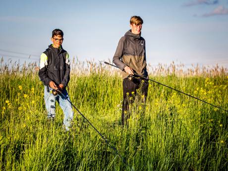 Arnoud en Mark speuren sloten af naar spiegelkarpers: ‘Als je er een vangt, heb je het gemaakt’