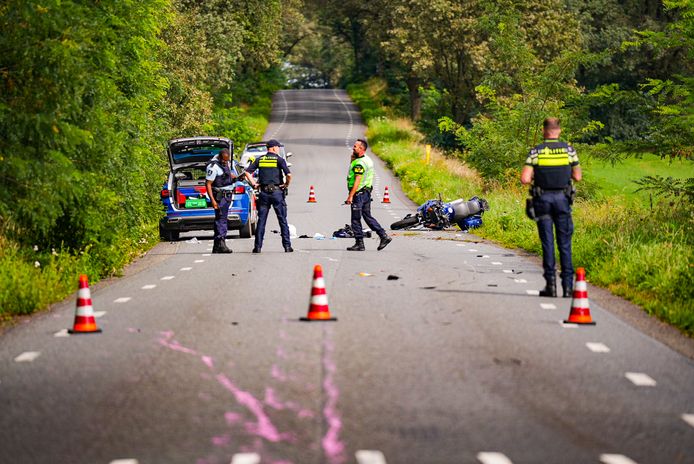 Op de Drieheuvelenweg kwamen de auto en motorrijder met elkaar in botsing.