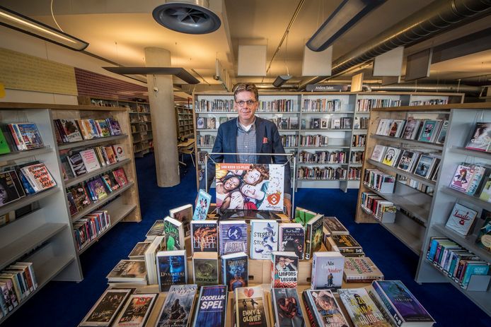 René Siteur in de bibliotheek in Hengelo.
