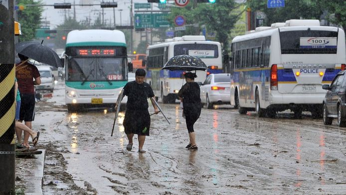 Straten staan blank in Zuid-Korea. Dezelfde regen zorgde ook voor grote overstromingen bij de noorderburen.