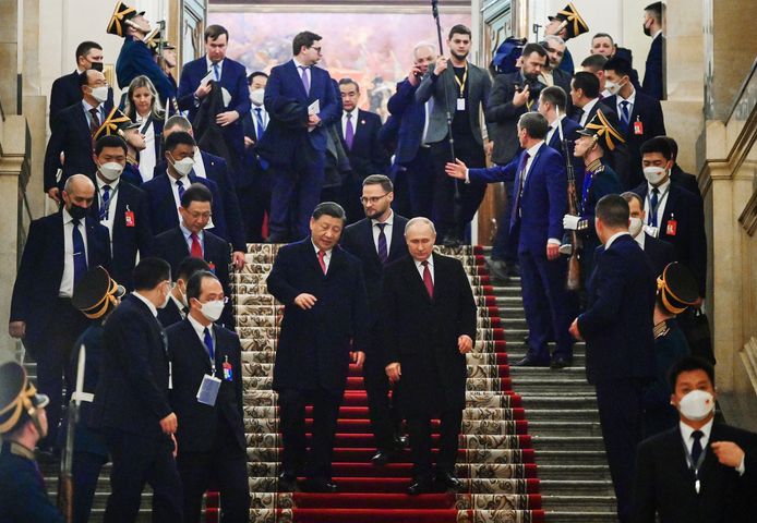 Xi en Poetin dalen de trappen van het Kremlin af.