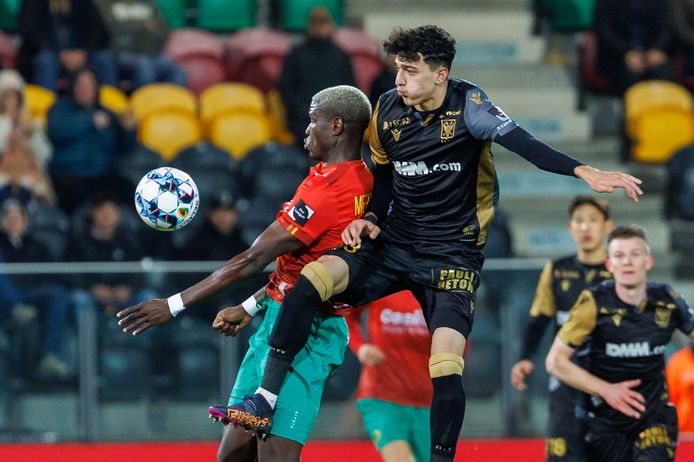 Ameen Al-Dakhil gaat vol in duel met KVO-spits Makhtar Gueye.