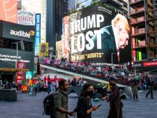 Un immense panneau installé à Times Square pour demander à Donald Trump... d’accepter les résultats des élections