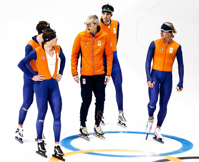 Jan Blokhuijsen, Sven Kramer, Patrick Roest en Koen Verweij omringen Arie Koops in de Gangneung Oval.