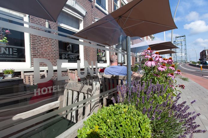 Het terras van hotel De Unie in Waddinxveen op archiefbeeld.