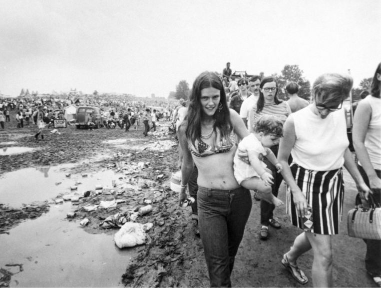 'Woodstock trok zoveel volk dat Chip Monck, de roemruchte master of ceremonies, via radio en tv smeekte om de bedevaart naar het festival niet meer aan te vatten’ Beeld 