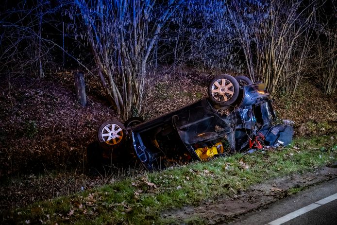 In Tilburg kwam woensdagnacht een auto op de kop in een droge greppel terecht. De bestuurder raakte gewond.