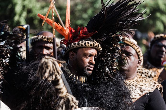 Koning van de Zulu-natie Misuzulu kaZwelithini (C) staat met Amabutho (Zoeloe-regimenten) tijdens zijn kroning in het KwaKhangelamankengane Koninklijk Paleis in Kwa-Nongoma