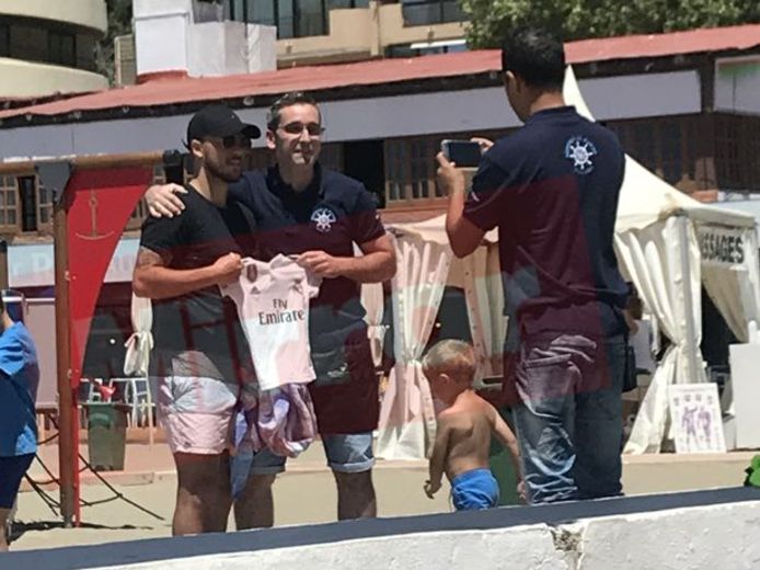 Eden Hazard gespot op vakantie in Marbella mét shirt van Real Madrid.