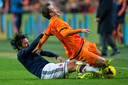 Rafael van der Vaart wordt in zijn laatste wedstrijd voor Oranje neergehaald door de Colombiaan Abel Aguilar.