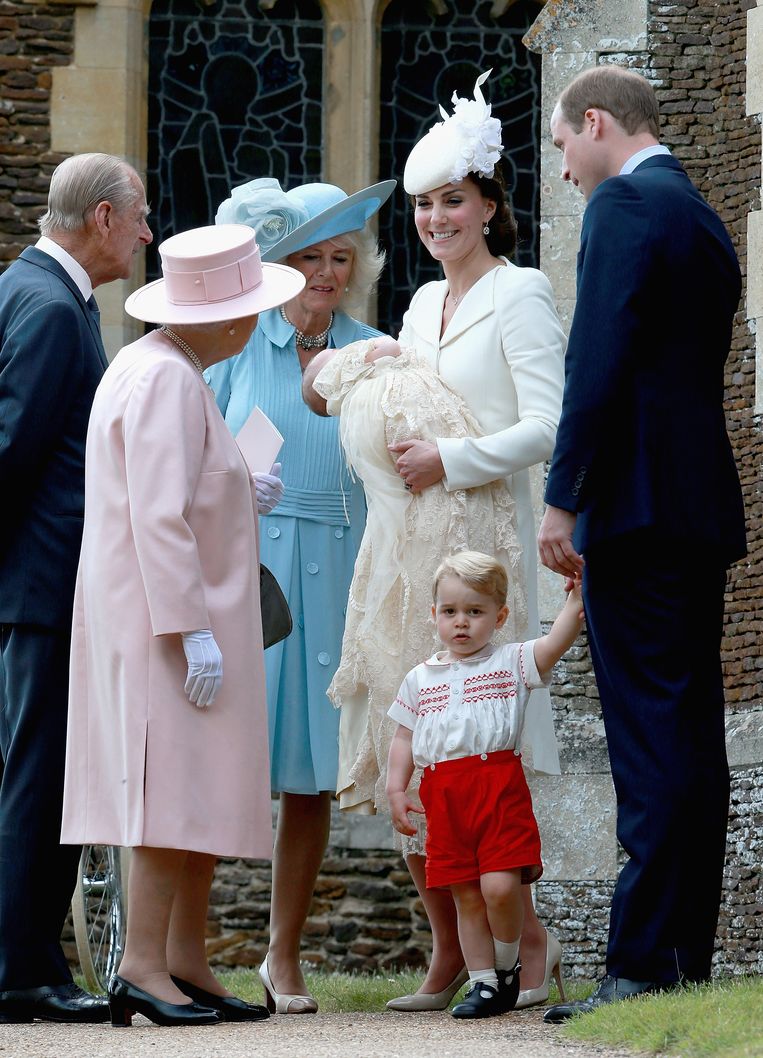 KING'S LYNN, ENGLAND - JULY 05:  Catherine, Duchess of Cambridge, Prince William, Duke of Cambridge, Princess Charlotte of Cambridge and Prince George of Cambridge talk to Queen Elizabeth II, Prince Phillip, Duke of Cambridge and Camilla, Duchess of Cornwall at the Church of St Mary Magdalene on the Sandringham Estate after the Christening of Princess Charlotte of Cambridge on July 5, 2015 in King's Lynn, England.  (Photo by Chris Jackson - WPA Pool/Getty Images) Beeld Getty Images