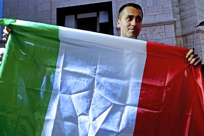 Luigi Di Maio, leider van de Vijfsterrenbeweging, met de Italiaanse vlag.