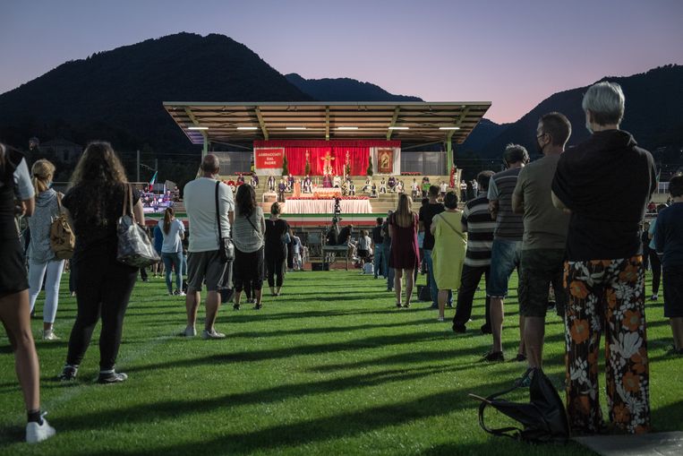 Op het lokale sportveld in het Italiaans dorpje Seriana, in de provincie Bergamo, werd afgelopen juni een misviering georganiseerd voor de nabestaanden van de covidslachtoffers. Beeld NurPhoto via Getty Images