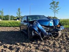 Chauffeur naar ziekenhuis nadat auto in weiland Hardenberg belandt