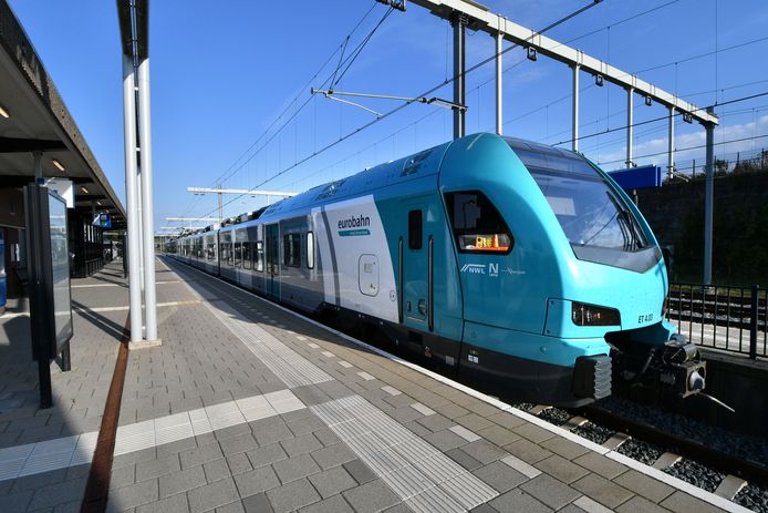De Flirt 3 op het station van Oldenzaal.