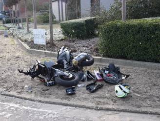 17-jarige bromfietser zwaargewond na aanrijding in Bronstraat
