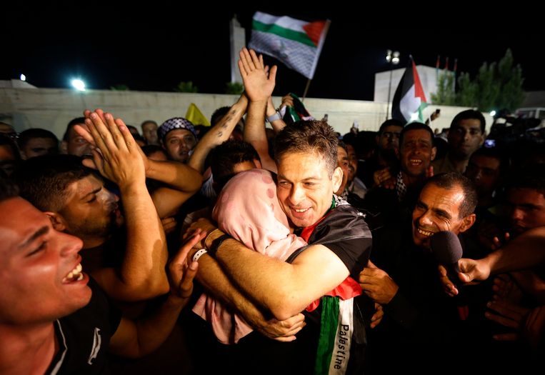 Blijdschap om teruggekomen gevangenen in Ramallah. Beeld REUTERS