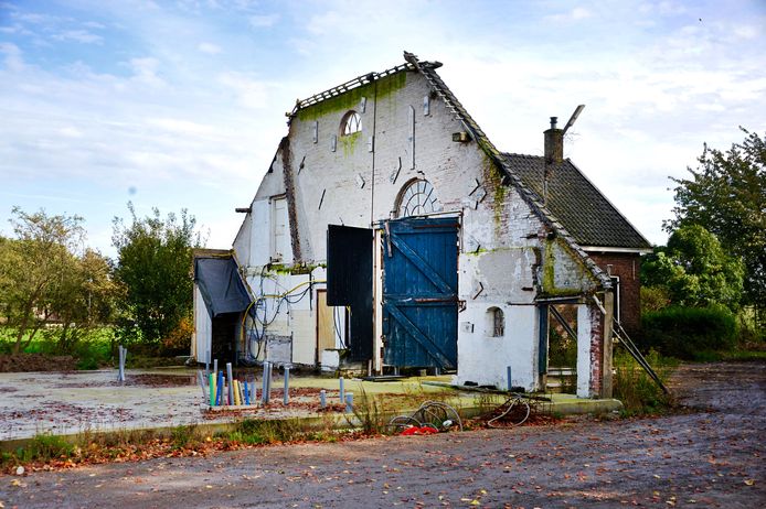 De schuur van de monumentale boerderij Bouwlust aan de Zuidendijk werd in 2019 illegaal gesloopt. Eigenaar Machiel van Driel heeft de schuur weer opgebouwd tot woning voor zijn gezin. De boerderij wordt een proeverij en op het erf staat een wijnmakerij voor de wijngaard erachter.