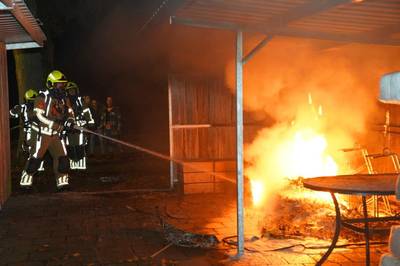 Stapel oude matrassen in brand in Biezenmortel