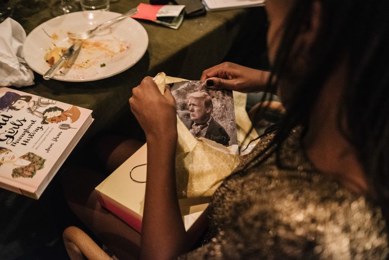 Een intrigerend cadeau voor Dalilla Hermans: de poëzie van Donald Trump. Beeld Wouter Van Vooren